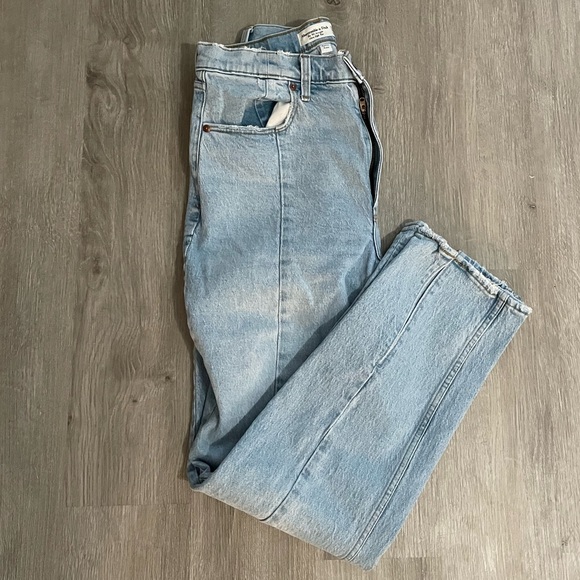 Abercrombie & Fitch Curve Love 90’s Straight Ultra High Rise Jeans with Vent Hem - Picture 4 of 6